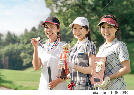 ゴルフ場でゴルフコンペ・大会・賞をもらうゴルファーの女性 120630902