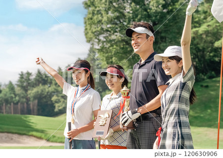 ゴルフ場でゴルフコンペ・大会・賞をもらうゴルファーの男女 120630906