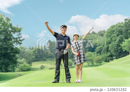ゴルフ場にいるゴルファーの男女（ゴルフ教室・コーチ・夫婦・カップル） 120631282