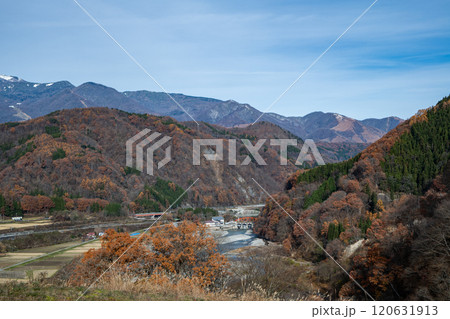 紅葉の山並みと冠雪した北アルプス 120631913