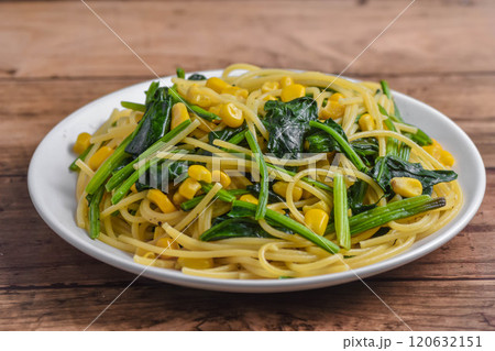 コーンとホウレン草のパスタ 120632151
