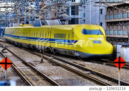 幸せの黄色い新幹線が新横浜駅へ… 東海道新幹線・ドクターイエロー『923形』 幸せの黄色い新幹線が新横浜駅へ… 東海道新幹線・ドクターイエロー『923形』 120632216