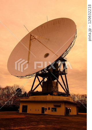 日本の衛星通信発祥の地… 電波望遠鏡として活躍する直径32m2基のパラボラアンテナ 120632218