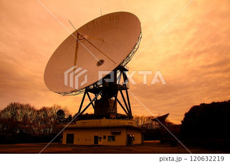日本の衛星通信発祥の地… 電波望遠鏡として活躍する直径32m2基のパラボラアンテナ 日本の衛星通信発祥の地… 電波望遠鏡として活躍する直径32m2基のパラボラアンテナ 120632219