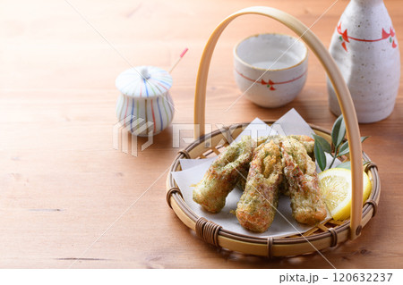 サクっと揚げた ちくわの磯辺揚げ サクっと揚げた ちくわの磯辺揚げ 120632237