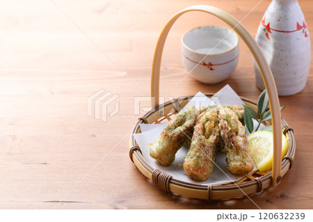 サクっと揚げた ちくわの磯辺揚げ サクっと揚げた ちくわの磯辺揚げ 120632239