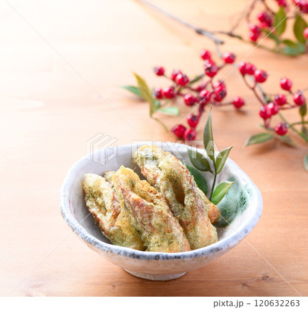 サクっと揚げた ちくわの磯辺揚げ 120632263