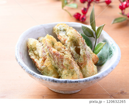 サクっと揚げた ちくわの磯辺揚げ サクっと揚げた ちくわの磯辺揚げ 120632265