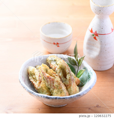 サクっと揚げた ちくわの磯辺揚げ サクっと揚げた ちくわの磯辺揚げ 120632275