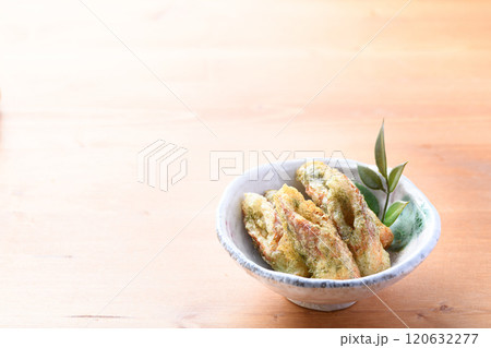 サクっと揚げた ちくわの磯辺揚げ サクっと揚げた ちくわの磯辺揚げ 120632277