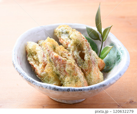 サクっと揚げた ちくわの磯辺揚げ 120632279