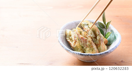 サクっと揚げた ちくわの磯辺揚げ サクっと揚げた ちくわの磯辺揚げ 120632283