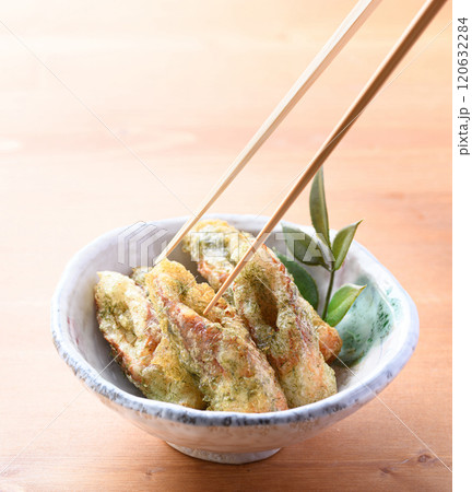 サクっと揚げた ちくわの磯辺揚げ サクっと揚げた ちくわの磯辺揚げ 120632284