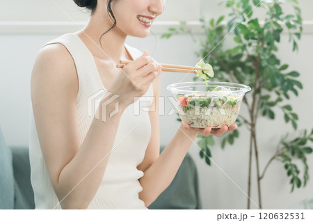 家でサラダを食べるダイエット中の若いアジア人女性 家でサラダを食べるダイエット中の若いアジア人女性 120632531