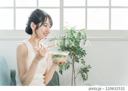 家でサラダを食べるダイエット中の若いアジア人女性 120632532