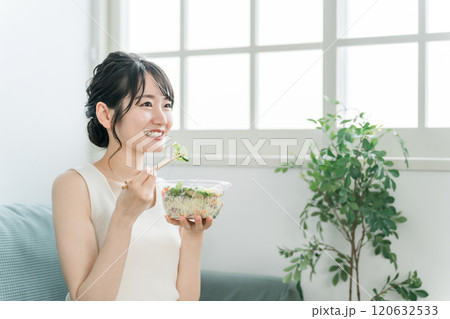 家でサラダを食べるダイエット中の若いアジア人女性 120632533