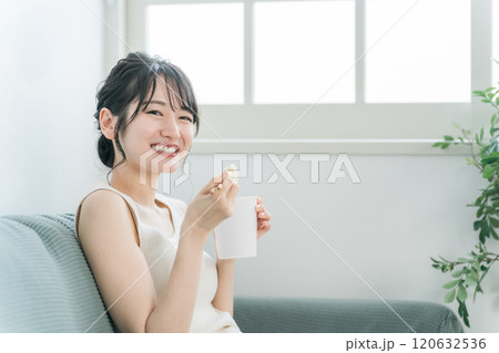 家でカップラーメンを食べる若いアジア人女性 120632536