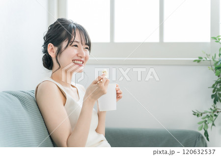 家でカップラーメンを食べる若いアジア人女性 120632537