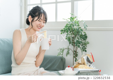 大食い・暴飲暴食しても太らない体質のスリムな女性(カップラーメン) 大食い・暴飲暴食しても太らない体質のスリムな女性(カップラーメン) 120632538