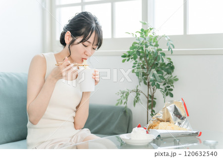 大食い・暴飲暴食しても太らない体質のスリムな女性（カップラーメン） 120632540