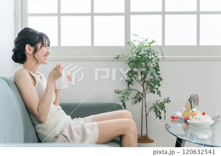 大食い・暴飲暴食しても太らない体質のスリムな女性(カップラーメン) 大食い・暴飲暴食しても太らない体質のスリムな女性(カップラーメン) 120632541