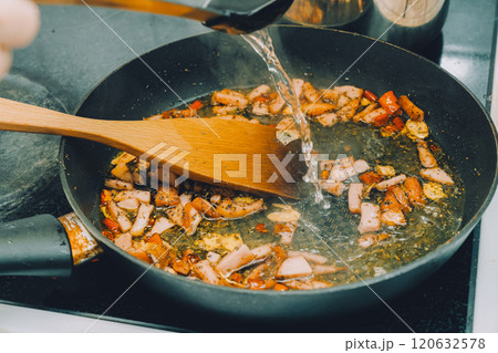 ペペロンチーノを調理中のフライパン 120632578