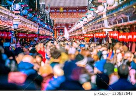 日本の東京都市景観11月。ほとんどが外国人…コロナ禍前を超える外国人観光客らで賑わう浅草寺=25日 日本の東京都市景観11月。ほとんどが外国人…コロナ禍前を超える外国人観光客らで賑わう浅草寺=25日 120632648