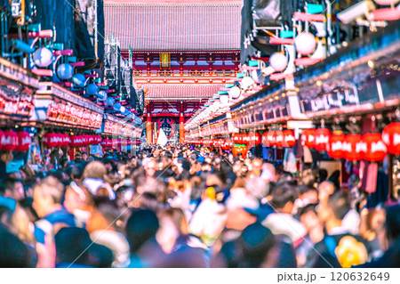 日本の東京都市景観11月。ほとんどが外国人…コロナ禍前を超える外国人観光客らで賑わう浅草寺＝25日 120632649