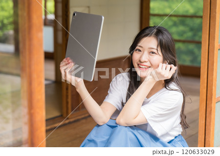 古民家でタブレットを持つ若い女性 120633029