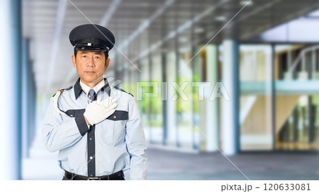 ビルの通路で胸に手を置く男性警備員 ビルの通路で胸に手を置く男性警備員 120633081