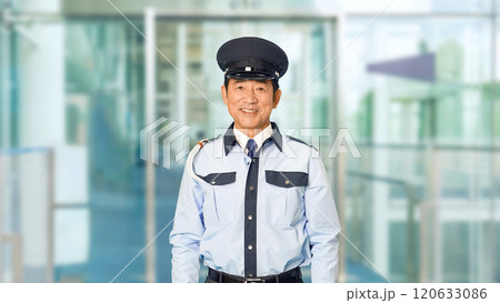 ビルのエントランスで笑顔の男性警備員 120633086
