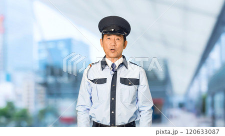 都市の駅前で話をする男性警備員 120633087
