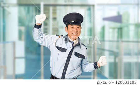ビルのエントランスで踊る男性警備員 ビルのエントランスで踊る男性警備員 120633105