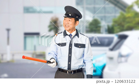 駐車場で交通整理する男性警備員 120633122