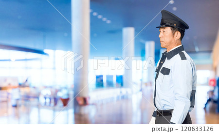 ビルの通路で横向きに立つ男性警備員 ビルの通路で横向きに立つ男性警備員 120633126