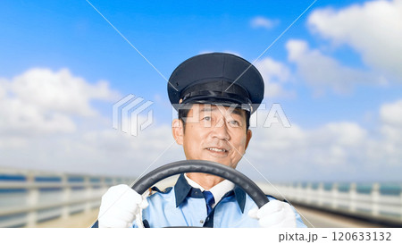 ハンドルを握って車を運転する男性運転手 120633132