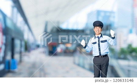 都市の駅前で踊る男性警備員 120633146