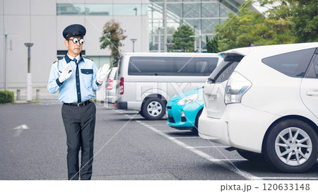 駐車場で踊る男性警備員 120633148