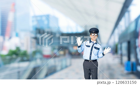 都市の駅前で踊る男性警備員 120633150