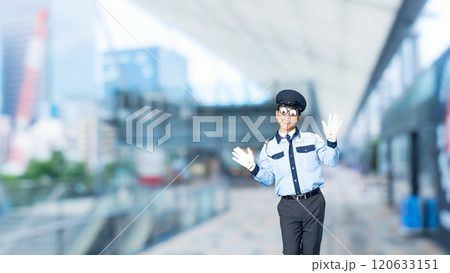 都市の駅前で踊る男性警備員 都市の駅前で踊る男性警備員 120633151
