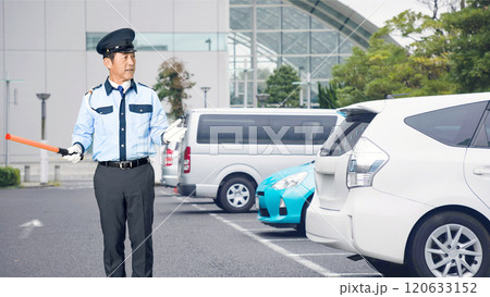 駐車場で交通整理する男性警備員 駐車場で交通整理する男性警備員 120633152