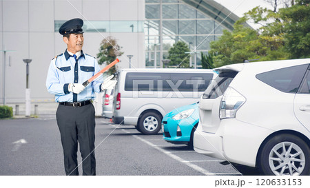 駐車場で交通整理する男性警備員 駐車場で交通整理する男性警備員 120633153