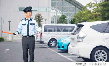 駐車場で交通整理する男性警備員 駐車場で交通整理する男性警備員 120633154