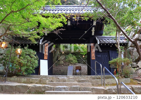 瑞龍寺門跡の山門(滋賀県 近江八幡市 八幡山城) 瑞龍寺門跡の山門(滋賀県 近江八幡市 八幡山城) 120633210