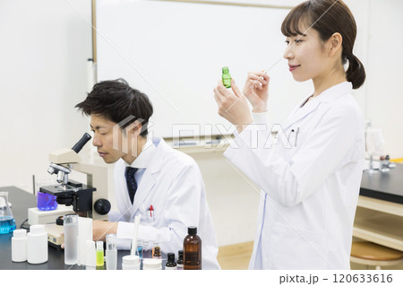 調香をする研究員　アロマオイル商品開発イメージ 120633616