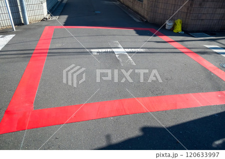 交差点の赤い枠 120633997