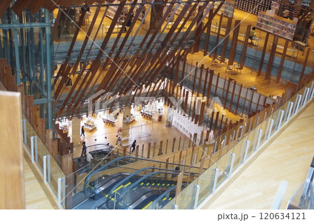 富山市ガラス美術館の美しい内観 120634121