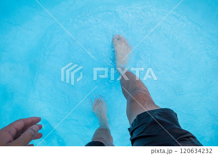 波のプールの浅瀬を歩く40代男性の足 波のプールの浅瀬を歩く40代男性の足 120634232