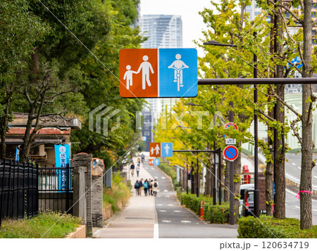 自転車の通行が許可された歩道と、それを示すピクトグラム 120634719