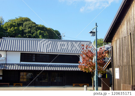 佐賀県嬉野市　塩田津の伝統的建造物群保存地区の町並み 120635171